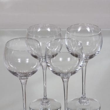 Nuutajärvi Aurora lasit, 30 cl ja 36 cl, 4 kpl, suunnittelija Heikki Orvola, 30 cl ja 36 cl, jalallinen