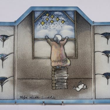 Arabia seinälaatta, Kurkistus, suunnittelija Heljä Liukko-Sundström, Kurkistus, suuri, serikuva, signeerattu