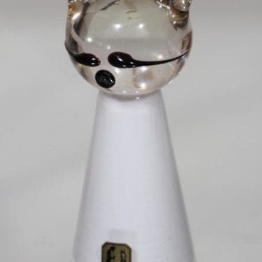 Kumela Kissa figuuri, valkoinen, suunnittelija Armando Jacobino, signeerattu