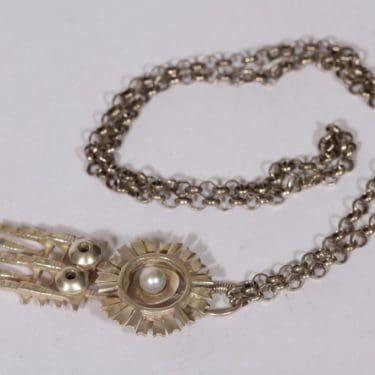 Kalevala Koru kaulakoru, hopea, suunnittelija Pentti Sarpaneva, hopea
