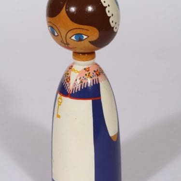 Kupittaan savi puunukke, suunnittelija Orvokki Laine, käsinmaalattu, signeerattu, kansallispuku-aihe