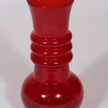 Riihimäen lasi Kielo maljakko, rubiininpunainen, suunnittelija Tamara Aladin,