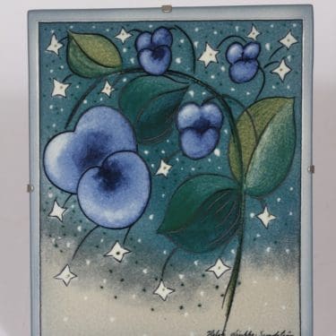 Arabia koristelaatta, Nyt ja aina, suunnittelija Heljä Liukko-Sundström, Nyt ja aina, serikuva, signeerattu