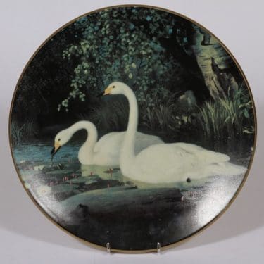 Arabia seinälautanen, Joutsenpari lammella, suunnittelija Ferdinand von Wright, Joutsenpari lammella, suuri, serikuva, lintuaihe