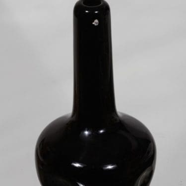 Riihimäen lasi maljakko, musta, suunnittelija Runar Engblom, signeerattu