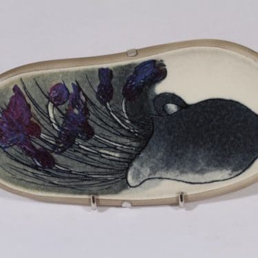 Arabia seinälaatta, Ruiskukat, suunnittelija Heljä Liukko-Sundström, Ruiskukat, serikuva, lysteri, signeerattu