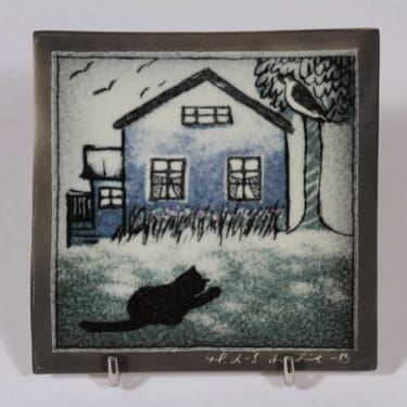 Arabia seinälaatta, Sinisen talon kissa, suunnittelija Heljä Liukko-Sundström, Sinisen talon kissa, pieni, serikuva, signeerattu