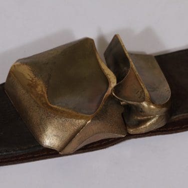 Lapponia Pontiac -59 vyönsolki ja vyö, suunnittelija Björn Weckström, tulipronssi, mokkanahka