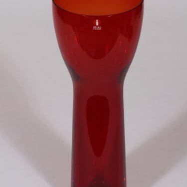 Nuutajärvi Saaren neidot maljakko, rubiininpunainen, suunnittelija Kerttu Nurminen,