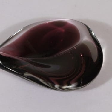 Nuutajärvi JN 111 taide-esine, lila, suunnittelija Jaakko Niemi, signeerattu