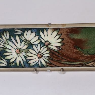 Arabia koristelaatta, Nuoret neidot, suunnittelija Heljä Liukko-Sundström, Nuoret neidot, serikuva, kukka-aihe