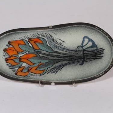 Arabia seinälaatta, Keltaiset ruusunnuput, suunnittelija Heljä Liukko-Sundström, Keltaiset ruusunnuput, lysteri, signeerattu, kukka-aihe