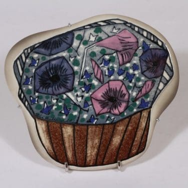 Arabia seinälaatta, Päivänsini, suunnittelija Heljä Liukko-Sundström, Päivänsini, lysteri, signeerattu, kukka-aihe