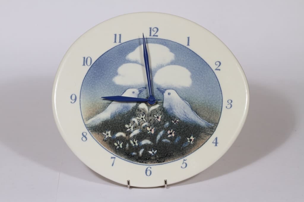 Arabia seinäkello, Lintu sininen, suunnittelija Heljä Liukko-Sundström, Lintu sininen, serikuva, signeerattu, lintu-aihe