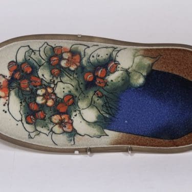 Arabia seinälaatta, Omenankukat, suunnittelija Heljä Liukko-Sundström, Omenankukat, suuri, signeerattu, kukka-aihe