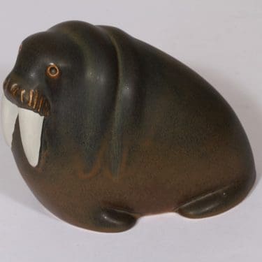 Arabia eläinfiguuri, merileijona-aihe, suunnittelija Taisto Kaasinen, merileijona-aihe, suuri, käsinmaalattu