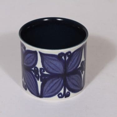 Arabia maljakko, sininen, suunnittelija Hilkka-Liisa Ahola, pieni, käsinmaalattu, signeerattu