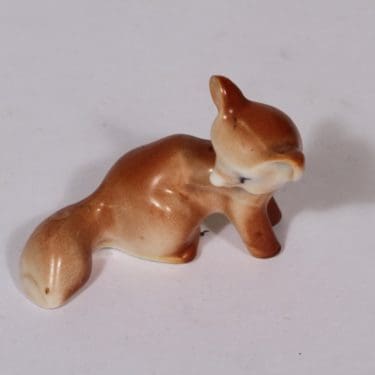 Arabia eläinfiguuri, kettu-aihe, suunnittelija Raili Eerola, kettu-aihe, pieni, käsinmaalattu