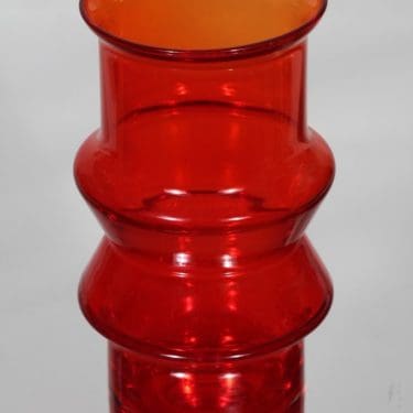 Riihimäen lasi Tuulikki maljakko, punainen, suunnittelija Tamara Aladin,