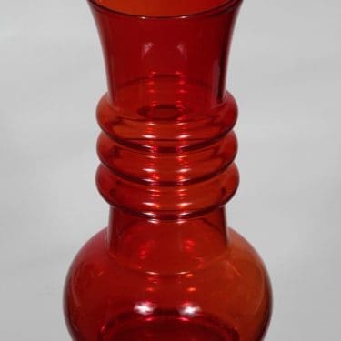 Riihimäen lasi Kielo maljakko, rubiininpunainen, suunnittelija Tamara Aladin,