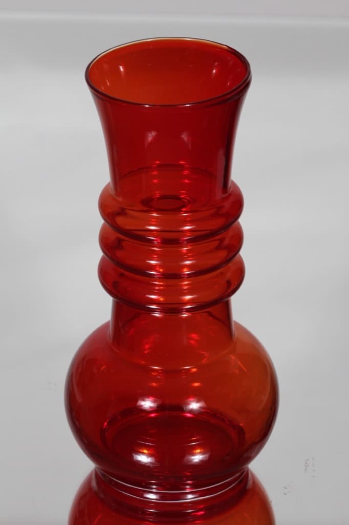 Riihimäen lasi Kielo maljakko, rubiininpunainen, suunnittelija Tamara Aladin,