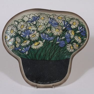 Arabia seinälaatta, Ruiskukka ja päivänkakkara, suunnittelija Heljä Liukko-Sundström, Ruiskukka ja päivänkakkara, suuri, serikuva, signeerattu