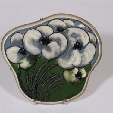 Arabia seinälaatta, Pullukkakukat, suunnittelija Heljä Liukko-Sundström, Pullukkakukat, serikuva, signeerattu