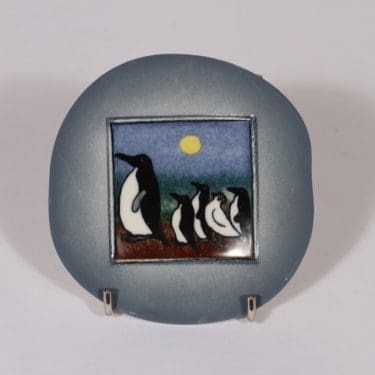 Arabia seinälaatta, Vestäjääsä se lastu tulloo, suunnittelija Heljä Liukko-Sundström, Vestäjääsä se lastu tulloo, pieni, serikuva