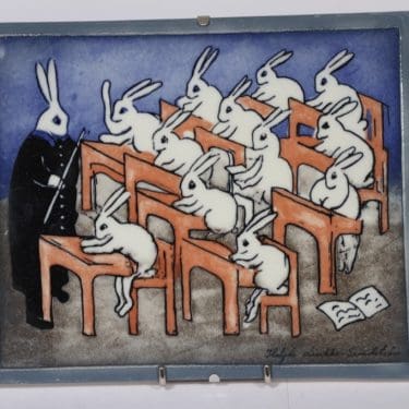 Arabia seinälaatta, Pupukoulu, suunnittelija Heljä Liukko-Sundström, Pupukoulu, serikuva, jänisaihe