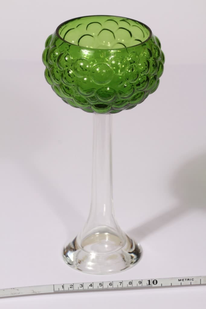 Kumela 2556 malja, vihreä, suunnittelija Sirkku Kumela-Lehtonen, jalallinen kuva 2