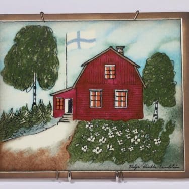 Arabia seinälaatta, Punainen tupa ja perunamaa, suunnittelija Heljä Liukko-Sundström, Punainen tupa ja perunamaa, suuri, serikuva, taloaihe