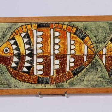 seinälaatta, kala-aihe, suunnittelija Irja Soini, kala-aihe, käsinmaalattu, signeerattu, retro