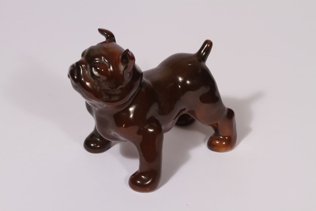 Arabia eläinfiguuri, Buldoggi K 50, suunnittelija Lea von Mickwitz, Buldoggi K 50, koira-aihe, käsinmaalattu