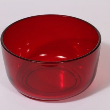 Nuutajärvi 5577 kulho, rubiininpunainen, suunnittelija Saara Hopea,