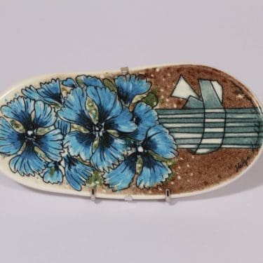 Arabia koristelaatta, suunnittelija Heljä Liukko-Sundström, pieni, serikuva, kukka-aihe