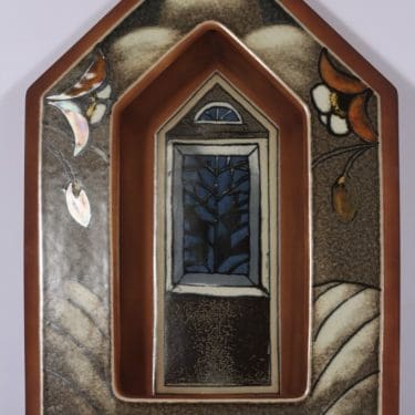 Arabia seinälampetti, Kirkon ikkuna, suunnittelija Heljä Liukko-Sundström, Kirkon ikkuna, serikuva, signeerattu