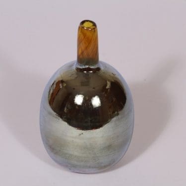 Nuutajärvi 842 koristepullo, Mansikkapaikka, suunnittelija Oiva Toikka, Mansikkapaikka, pieni, lysteri, signeerattu