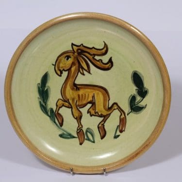 Kupittaan savi seinälautanen, hirvi, suunnittelija Kunto Suvanto, hirvi, käsinmaalattu, signeerattu, naivismi