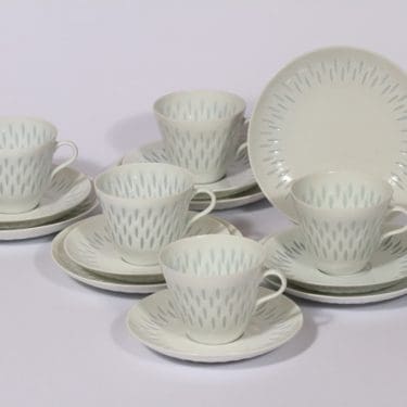 Arabia FK kahvikupit ja leivoslautaset, valkoinen, 5 kpl, suunnittelija Friedl Holzer-Kjellberg, riisiposliini, massasigneerattu