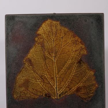 Arabia seinälaatta, uniikki, suunnittelija Toini Muona, uniikki, signeerattu, lehtipainannus, käsinmaalattu