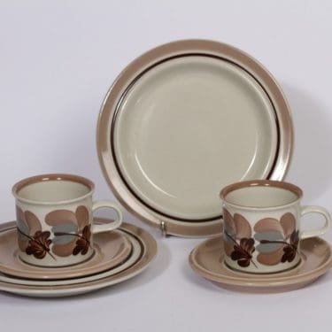 Arabia Koralli kahvikupit ja lautaset, vaaleanpunainen, 2 kpl, suunnittelija , käsinmaalattu