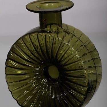 Riihimäen lasi Aurinkopullo koristepullo, suunnittelija Helena Tynell, oliivinvihreä, koko 3/4