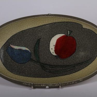 Arabia seinälaatta, Kukka Ja Omena, suunnittelija Heljä Liukko-Sundström, Kukka Ja Omena, serikuva, signeerattu