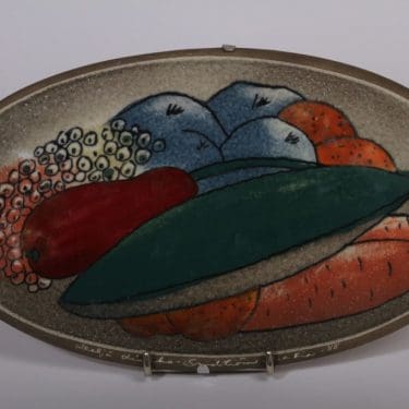 Arabia seinälaatta, Hedelmiä, suunnittelija Heljä Liukko-Sundström, Hedelmiä, serikuva, signeerattu