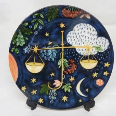 Arabia Horoskooppi seinälautanen, Vaaka, suunnittelija Dorrit von Fieandt, Vaaka, horoskooppiaihe