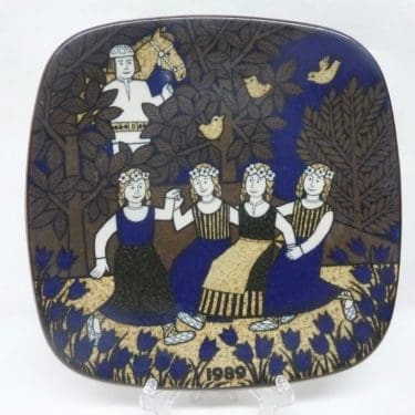 Arabia Vuosilautanen koristelautanen, 1989, suunnittelija Raija Uosikkinen, 1989, Kalevala-aihe, serikuva