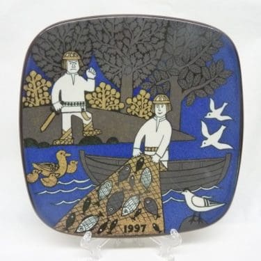 Arabia Vuosilautanen koristelautanen, 1997, suunnittelija Raija Uosikkinen, 1997, Kalevala-aihe, serikuva