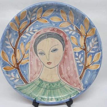 Kupittaan Savi koristelautanen, suunnittelija Laila Zink, käsinmaalattu, signeerattu