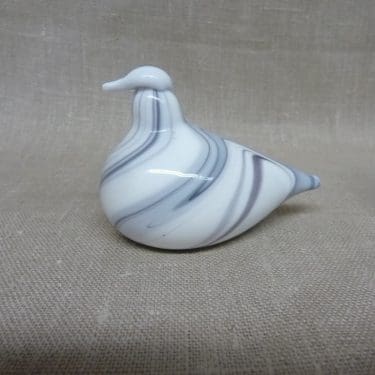 Nuutajärvi koristelintu, Kivitasku, suunnittelija Oiva Toikka, Kivitasku, pieni, monivärinen, signeerattu