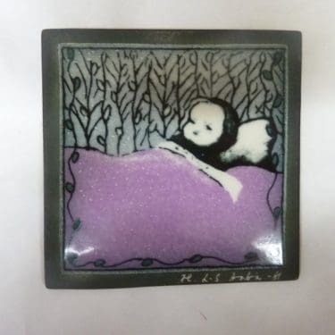 Arabia seinälaatta, Vauva, suunnittelija Helja Liukko-Sundström, Vauva, pieni, sekatekniikka, signeerattu